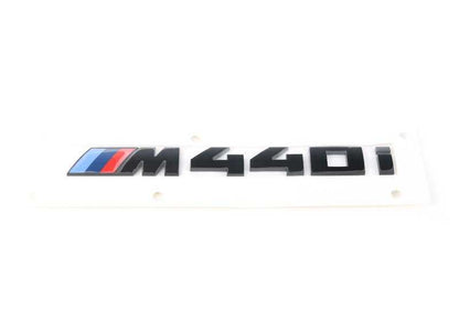 Emblema trasero "M440i" OEM 51142472852 en negro brillante para BMW G22 4 Series Coupé. Aporta un toque deportivo y elegante. Compatible con todos los modelos G22. Original BMW.