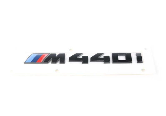 Emblema trasero "M440i" OEM 51142472852 en negro brillante para BMW G22 4 Series Coupé. Aporta un toque deportivo y elegante. Compatible con todos los modelos G22. Original BMW.