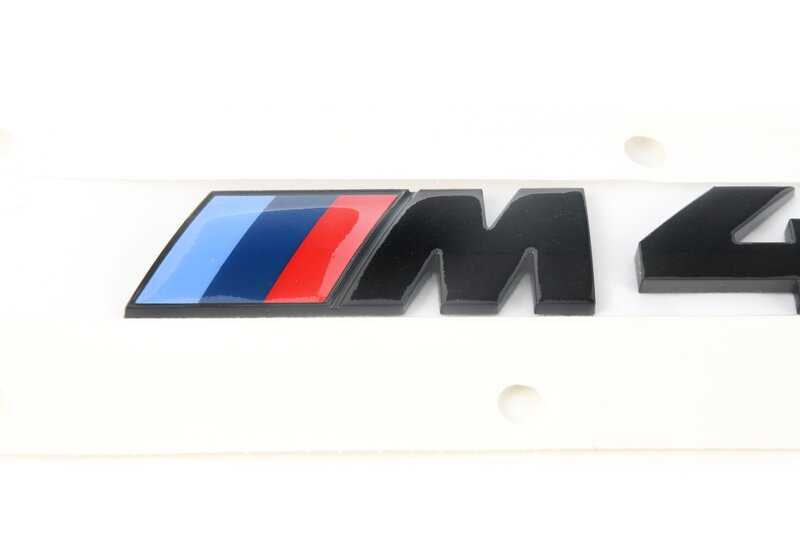 Emblema trasero "M440i" OEM 51142472852 en negro brillante para BMW G22 4 Series Coupé. Aporta un toque deportivo y elegante. Compatible con todos los modelos G22. Original BMW.