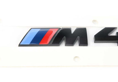 Emblema trasero "M440i" OEM 51142472852 en negro brillante para BMW G22 4 Series Coupé. Aporta un toque deportivo y elegante. Compatible con todos los modelos G22. Original BMW.