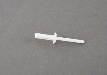 Remache ciego OEM 07147378241 para BMW F32, F33, F34, F36, G30, G31, G38, G11, G12, G14, G15, G16. Original BMW.