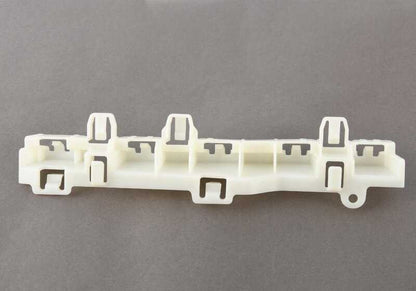 Soporte lateral izquierdo OEM 51778074899 para BMW G82 M4, M4 GT4, M4 CSL y M4 Competition. Compatible con modelos desde 11/2020 hasta 03/2025. Pieza original BMW.