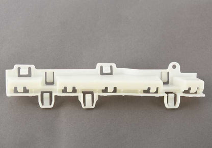 Soporte lateral izquierdo OEM 51778074899 para BMW G82 M4, M4 GT4, M4 CSL y M4 Competition. Compatible con modelos desde 11/2020 hasta 03/2025. Pieza original BMW.