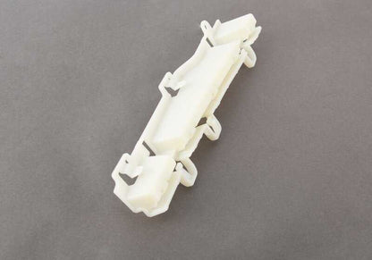 Soporte lateral izquierdo OEM 51778074899 para BMW G82 M4, M4 GT4, M4 CSL y M4 Competition. Compatible con modelos desde 11/2020 hasta 03/2025. Pieza original BMW.