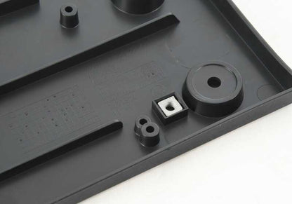 Soporte de matrícula OEM 51117462272 para BMW i3 (I01). Compatible con versiones US/Japón. Original BMW.