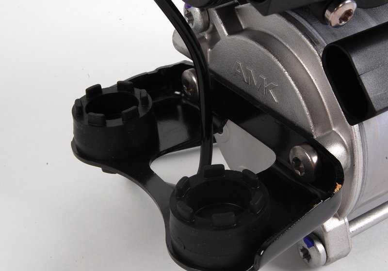 Compresor de suspensión neumática OEM 37106793778 para BMW Serie 5 E61 (520d) modelos compatibles. Original BMW.