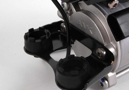 Compresor de suspensión neumática OEM 37106793778 para BMW Serie 5 E61 (520d) modelos compatibles. Original BMW.