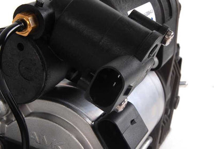 Compresor de suspensión neumática OEM 37106793778 para BMW Serie 5 E61 (520d) modelos compatibles. Original BMW.