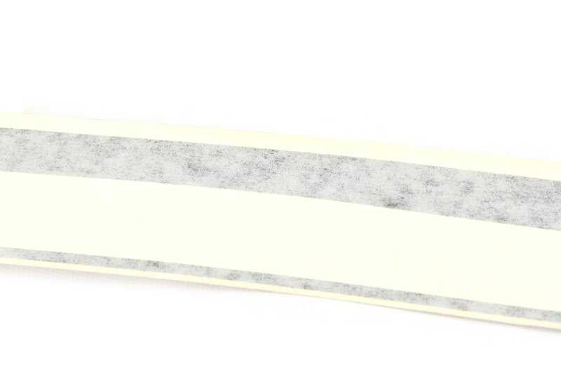 Franja decorativa negra delantera izquierda OEM 51141866647 para BMW E24. Original BMW.