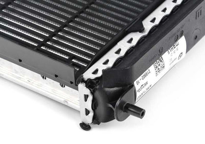 Radiador adicional de refrigerante OEM 17119468698 para BMW G01, F97, G02 y F98. Mejora la refrigeración en conducción deportiva o clima cálido. Original BMW.