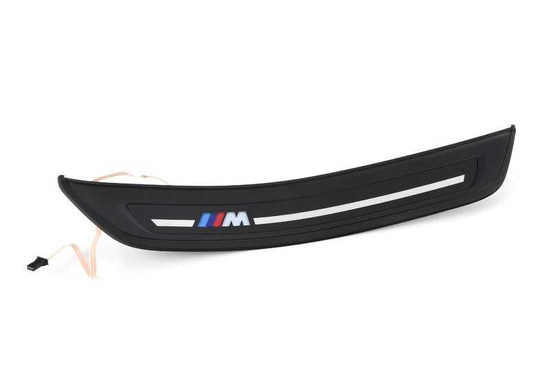 Embellecedor de entrada iluminado trasero izquierdo OEM 51478081395 para BMW F90N M5 Competition. Pieza original BMW.