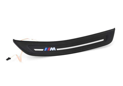 Embellecedor de entrada iluminado trasero izquierdo OEM 51478081395 para BMW F90N M5 Competition. Pieza original BMW.
