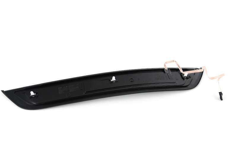 Embellecedor de entrada iluminado trasero izquierdo OEM 51478081395 para BMW F90N M5 Competition. Pieza original BMW.