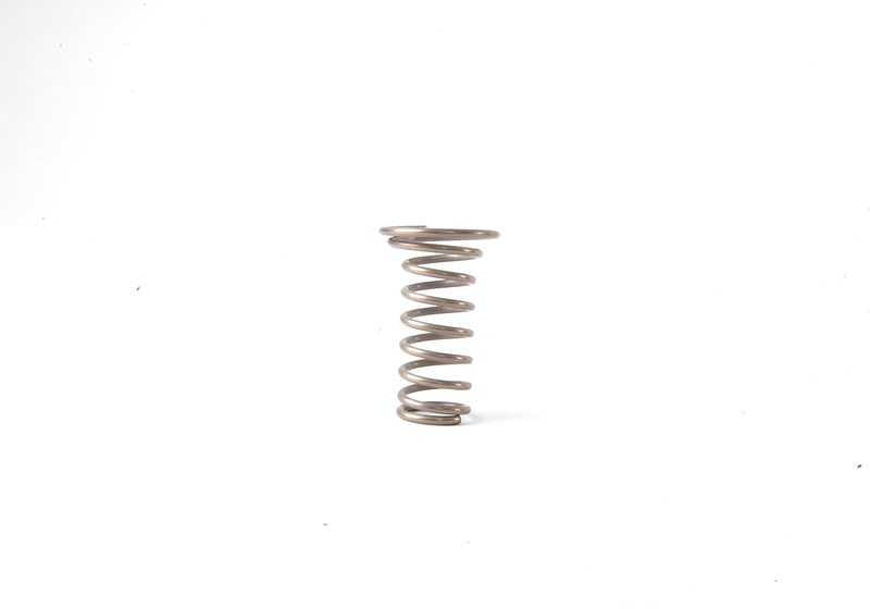 Muelle presión luz tercera de freno OEM 63257151981 para BMW E90, E91, E92, E93. Compatible con modelos 318i, 320i, 320d. Pieza original BMW.