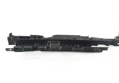 Cubierta izquierda OEM 17118666840 para BMW G20, G20N, G21, G21N, G28, G28N, G22, G22N, G23, G23N, G26, G26E, G26F, G26N, G42, G29. Pieza original BMW.