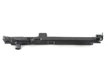 Cubierta plástica derecha OEM 17118666839 para BMW Serie 2 G42, Serie 3 G20/G21/G28, Serie 4 G22/G23/G26, Z4 G29. Pieza de sujeción del radiador. Original BMW.