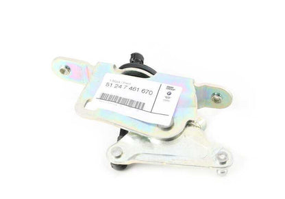 Guía redireccionamiento portón trasero inferior OEM 51247461670 para BMW G05, G07, F95. Compatible con X5 M, X5 M Competition, X5 50e y M50i. Original BMW.