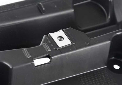 Conducto de aire para radiador de agua OEM 51748073523 para BMW F87. Original BMW.