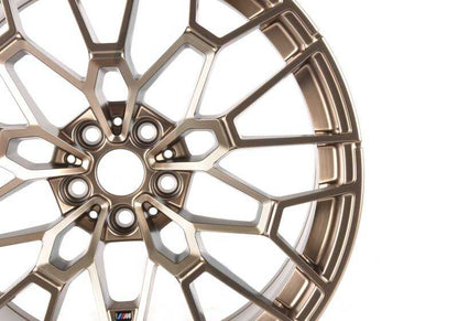 Tire de liga de liga original BMW M Radios Estrella 827 de 20 "em OEM de bronze de ouro 3610784366 Para BMW G80 M3 CS e BMW G82 M4 CS. Compatível com modelos com tração total. BMW original.