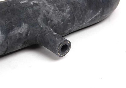 Tuyau de réfrigérant OEM 11531312241 pour la série BMW 5 E34. Il mène de l'eau du moteur au radiateur. BMW d'origine.