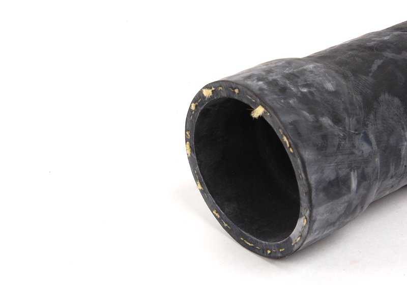 Tuyau de réfrigérant OEM 11531312241 pour la série BMW 5 E34. Il mène de l'eau du moteur au radiateur. BMW d'origine.