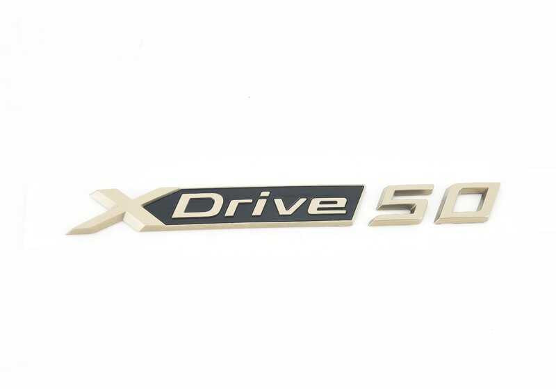 Emblema trasero "xDrive50" en color bronce OEM 51145A060A9 para BMW i20. Original BMW.