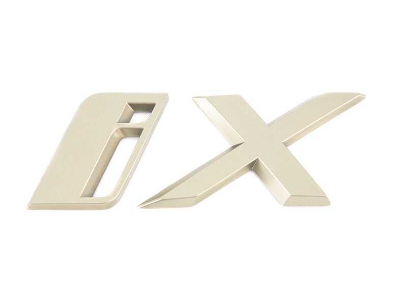 Emblema trasero "IX" en color bronce OEM 51145A060A5 para BMW iX (I20). Original BMW.