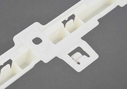 Soporte de umbral derecho OEM 51778081014 para BMW G82, G83. Original BMW.