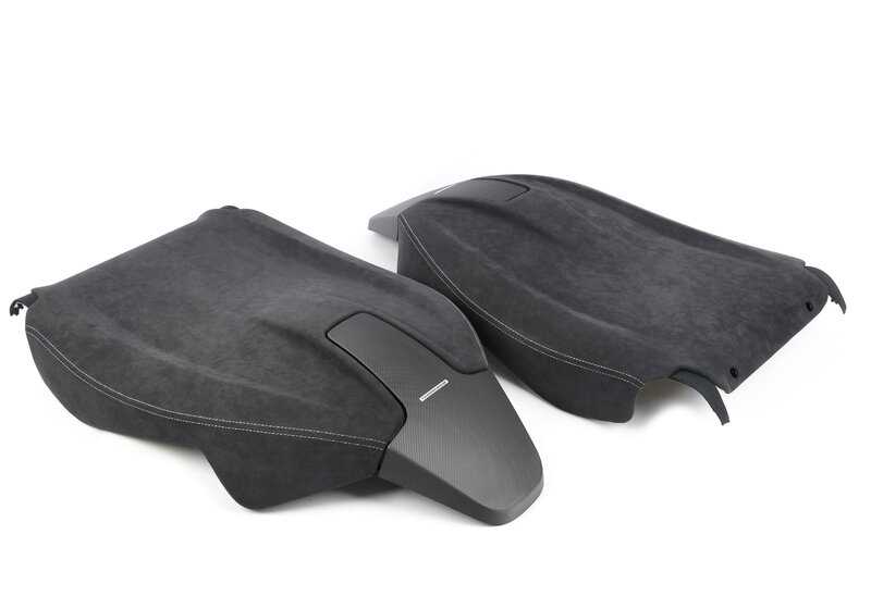 Panel trasero M Performance en carbono y Alcantara OEM 52105A40302 para BMW G20 (316d, 318d) modelos entre 2020 y 2027. Mejora interior deportivo exclusivo. Original BMW.