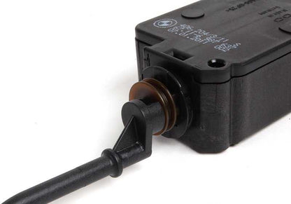 Motor eléctrico tapa depósito OEM 67116987637 para BMW E46, X3 E83, E83N. Control de apertura/cierre de la tapa del combustible. Original BMW.