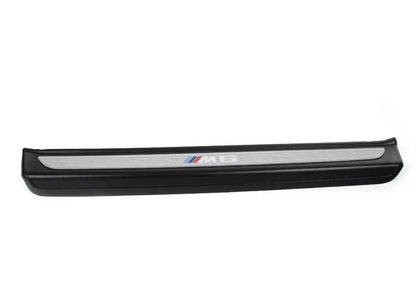 Embellecedor de entrada iluminado izquierdo OEM 51478051815 para BMW F13 y F13N. Original BMW.