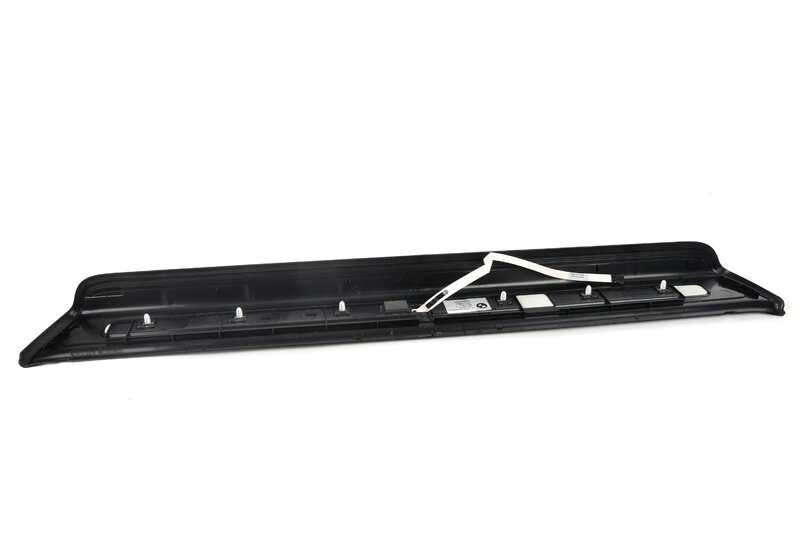 Embellecedor de entrada iluminado izquierdo OEM 51478051815 para BMW F13 y F13N. Original BMW.
