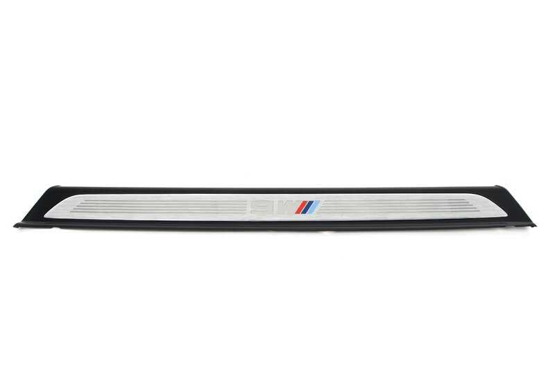 Embellecedor de entrada iluminado izquierdo OEM 51478051815 para BMW F13 y F13N. Original BMW.