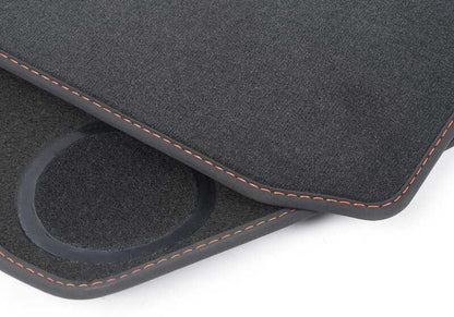 Juego de alfombrillas de terciopelo OEM 51478074063 color naranja para BMW F87N (Serie 2 Coupé M2). Original BMW.