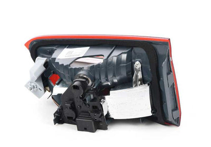 Luz trasera en tapa del maletero izquierda OEM 63217350697 para BMW X1 F48. Original BMW.