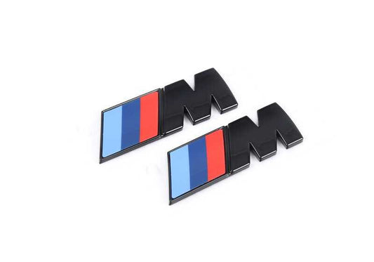Logos laterales M negro brillo OEM 51145A4B372 para BMW F40 (116d, 116i, 118d, 118i) desde 07/2019 hasta 06/2024. Perfecto para personalizar tu coche con estilo deportivo. Original BMW.