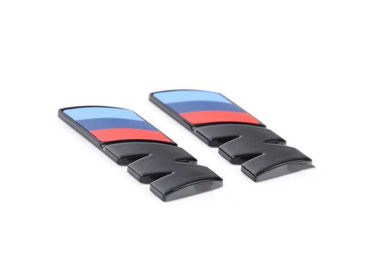 Logos laterales M negro brillo OEM 51145A4B372 para BMW F40 (116d, 116i, 118d, 118i) desde 07/2019 hasta 06/2024. Perfecto para personalizar tu coche con estilo deportivo. Original BMW.