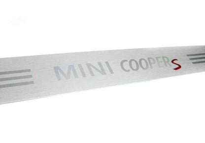Embellecedor de entrada OEM 51717200469 para MINI R50, R52, R53, R56. Pieza original MINI. Compatible con modelos desde año 2000 hasta 2008.