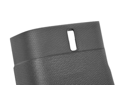 Tapa lateral derecha trasera del asiento OEM 51477272382 para BMW i3 (I01, I01N). Recambio original BMW.