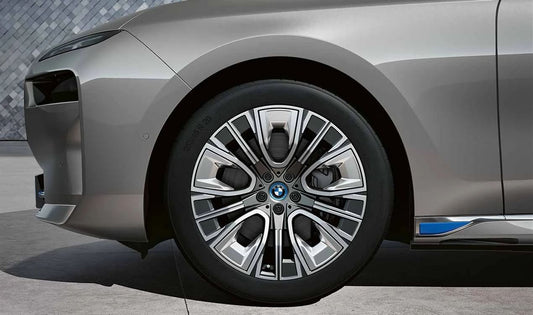 Juego de llantas y neumáticos de invierno Aerodynamikrad 906 OEM 10026424B para BMW G70. Con neumáticos Pirelli P Zero Winter Runflat. Montadas y equilibradas. Original BMW.