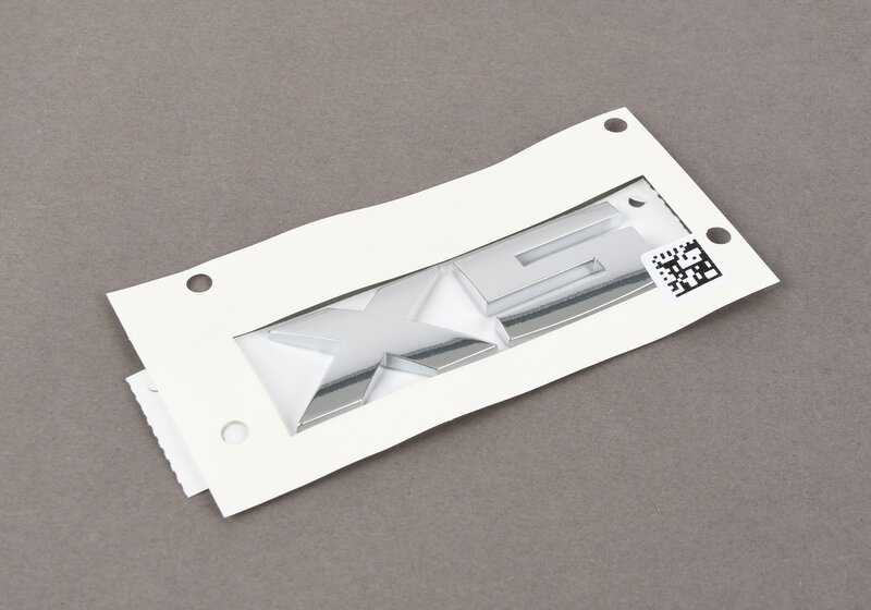 Emblema X5 OEM 51145A27066 para BMW X5 G05. Original BMW.