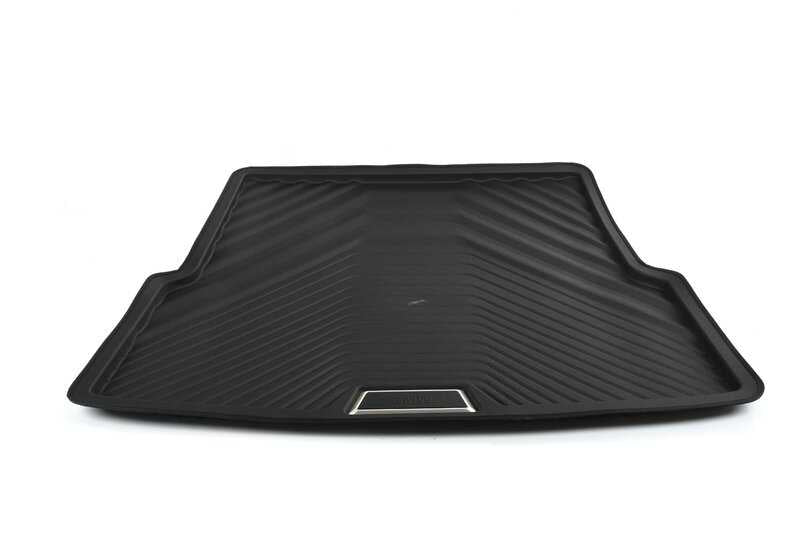 Cubierta embellecedor lateral derecha imprimada OEM 51779464568 para BMW F40, F44. Original BMW.