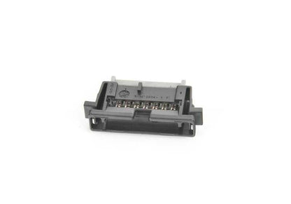 Conector plástico OEM 61136931924 para BMW Serie 1 F20, Serie 2 F22, Serie 3 F30, Serie 4 F32, Serie 5 F10, Serie 6 F06, X1 E84, X3 F25, X4 F26, X5 F15, X6 F16. Pieza original BMW.