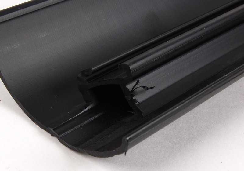 Embellecedor entrada puerta delantera OEM 51478204004 para BMW Serie 5 E39 (520d, 520i) modelos fabricados 1996-2003. Pieza original BMW, color negro.