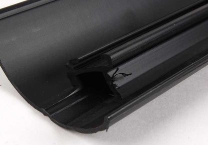 Embellecedor entrada puerta delantera OEM 51478204004 para BMW Serie 5 E39 (520d, 520i) modelos fabricados 1996-2003. Pieza original BMW, color negro.