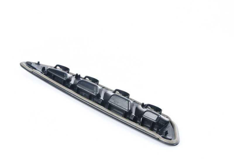 Embellecedor lateral delantero izquierdo OEM 51137418603 para BMW G01, G02. Original BMW.