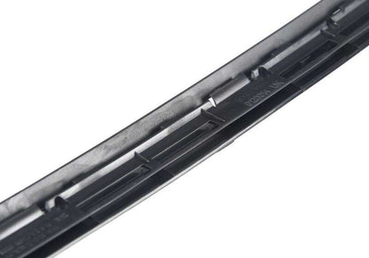 Listón sujetador moldura puerta trasera izquierda OEM 51137389451 para MINI Countryman F60, F60 LCI (2016–2024). Original MINI.