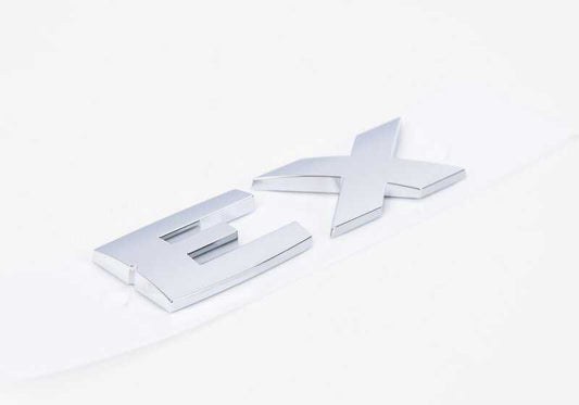 Emblema traseiro "X3 MPA" OEM 51145A261C4 para BMW X3 G01. Adesivo BMW original para identificar o modelo no tronco. Ideal para substituição ou atualização estética. BMW original.