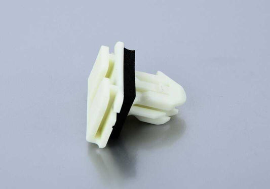 Clip con arandela de sellado derecho OEM 51217457388 para BMW F90, G30, G31, G38, G70. Original BMW.