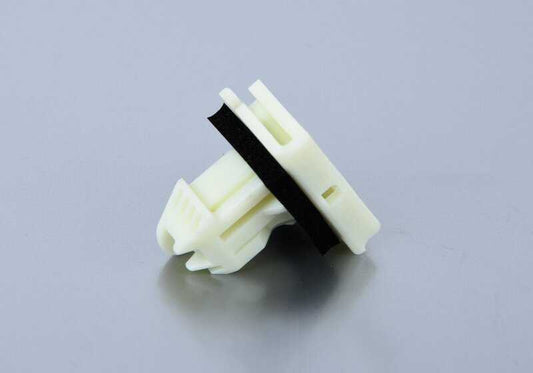 Clip con arandela de sellado derecho OEM 51217457388 para BMW F90, G30, G31, G38, G70. Original BMW.